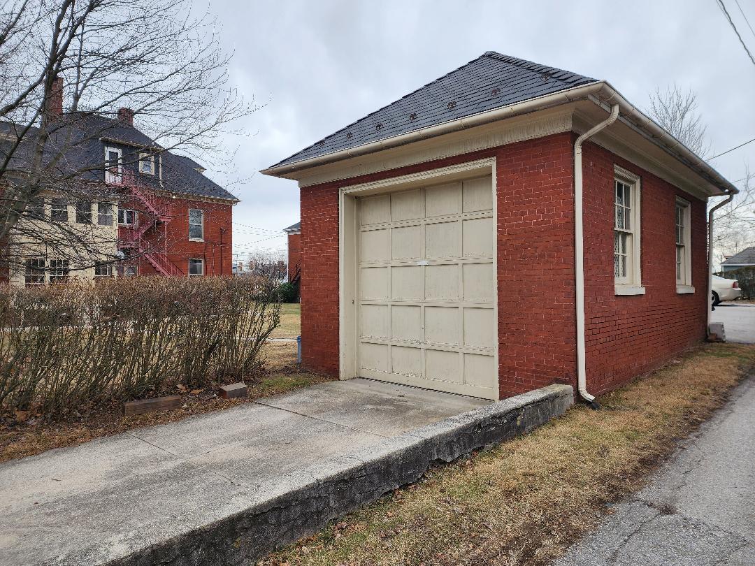 454 Carlisle St, Garage – Photo 1