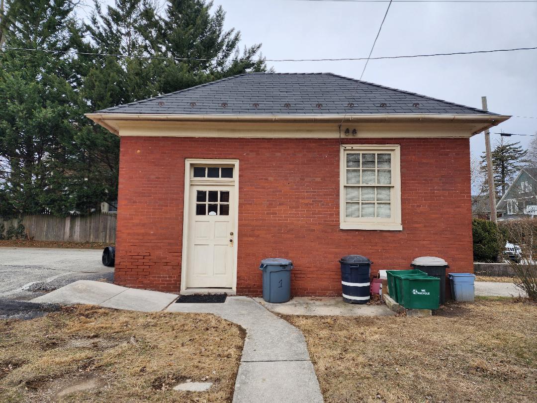 454 Carlisle St, Garage – Photo 2