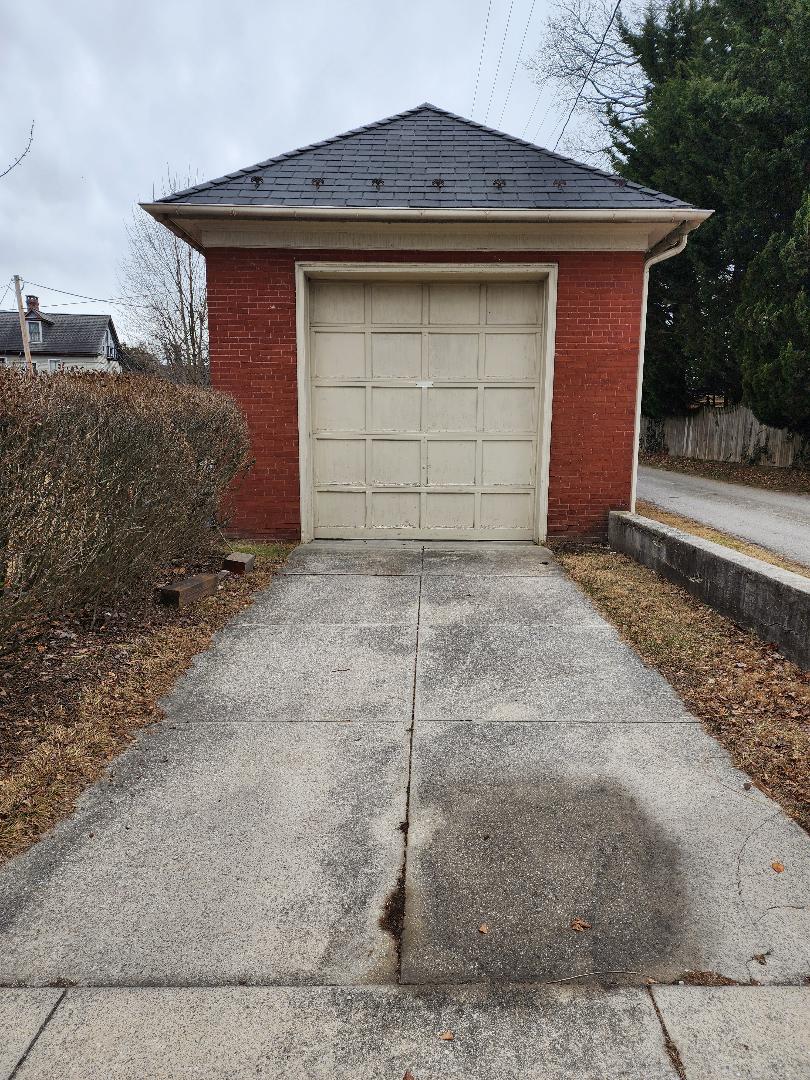 454 Carlisle St, Garage – Photo 3