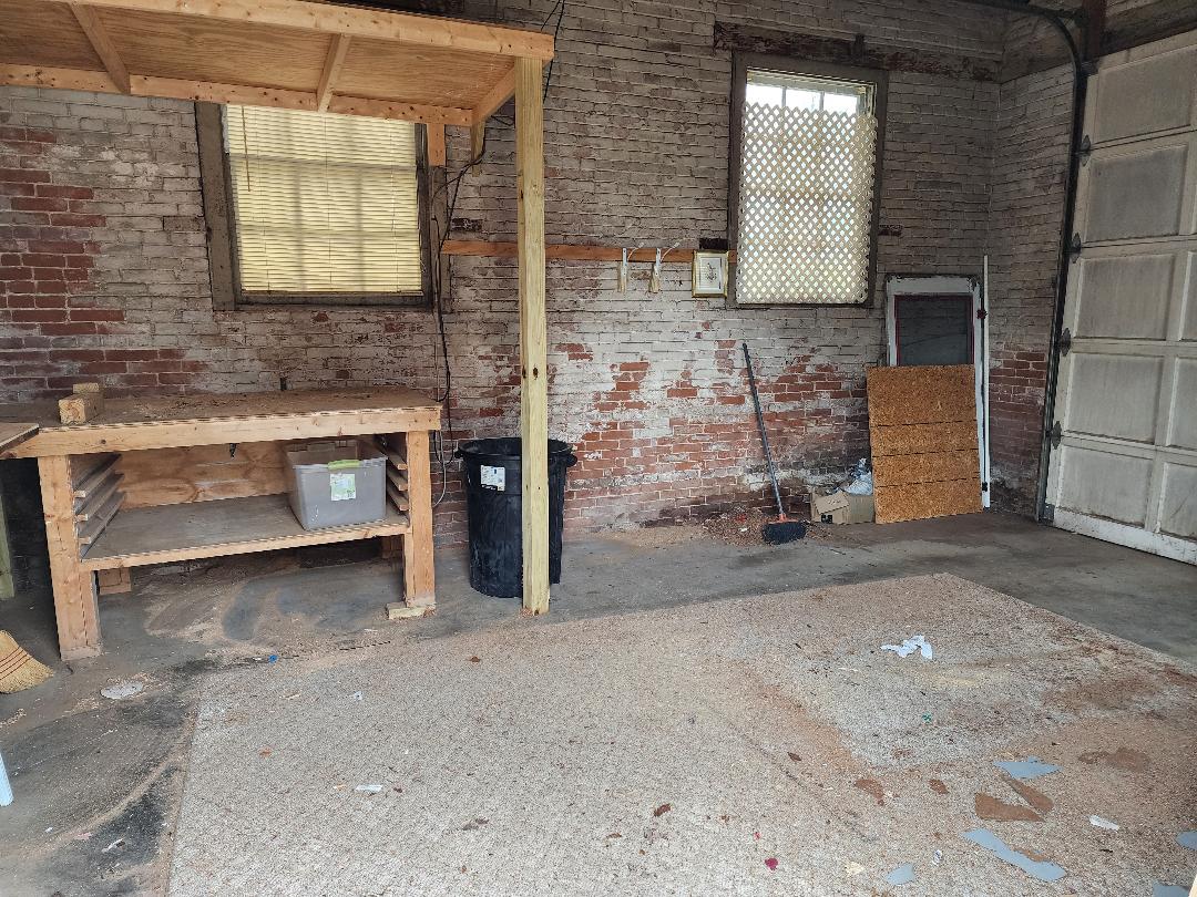 454 Carlisle St, Garage – Photo 4 Interior